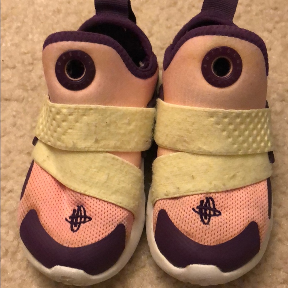 NIKE tennis shoes for toddler size 8C